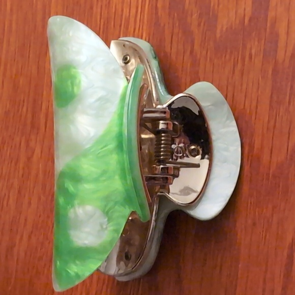 Urban Outfitters Ying Yang hair claw clip 3.5 in length - Picture 3 of 3